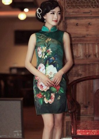 Kleurrijke qipao-jurk in Chinese stijl