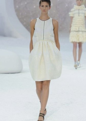 Baltos spalvos suknelė iš Chanelio su amerikietiška kilpa