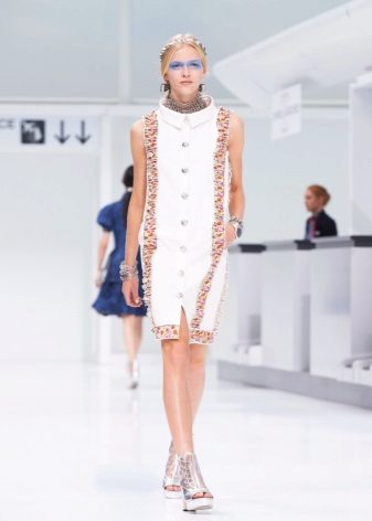 Baltos spalvos suknelė iš „Chanel“ kokteilio