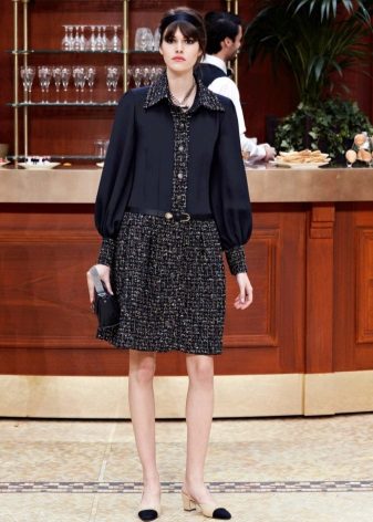 Tweed ruha a Chanel egy sziluettje