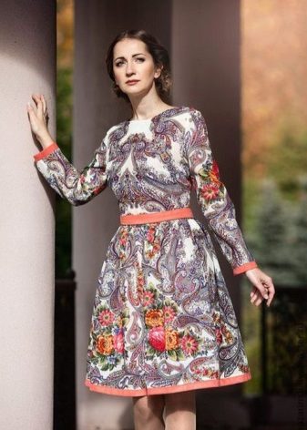 Šité šaty v ruském stylu střední délky s velkým a malým vzorem
