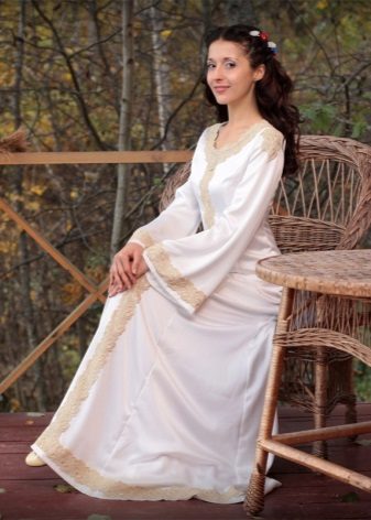 Baltos spalvos suknelė su nėriniais Rusijos stiliaus