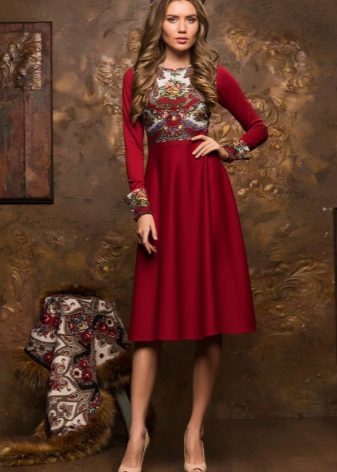 Rochie rosie de lungime medie cu un model