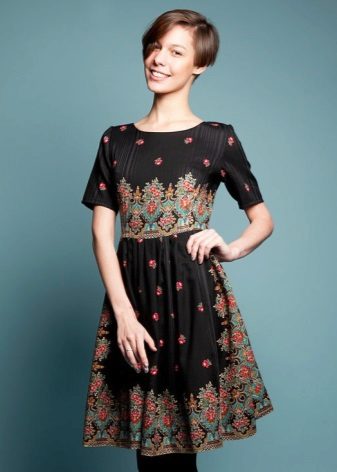 השמלה בסגנון הרוסי של אורך בינוני