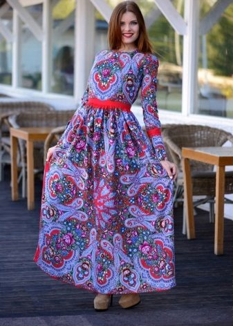 Russische nationale moderne lange jurk
