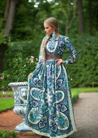 Un vestido largo y básico en estilo ruso.