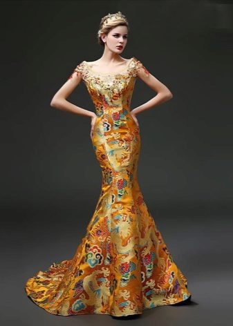 Vestido de cor dourada em estilo oriental com desenhos nacionais