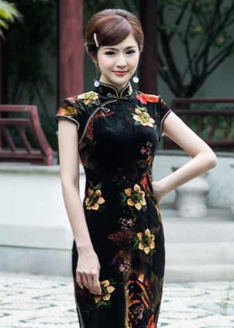 Makeup di bawah pakaian dalam gaya oriental