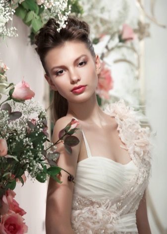 Audinių gėlės vestuvių suknelėje