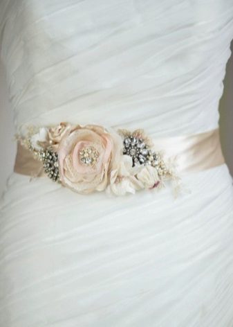 Cinto de flor em um vestido de noiva