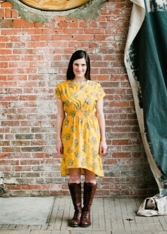 Hæftet gul kjole med trykt kjole