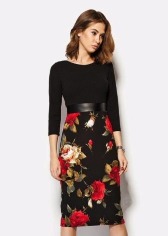 Berpakaian dengan bunga mawar di atas skirt