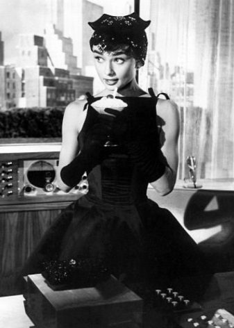 Rochie neagră A-figure de Audrey Hepburn
