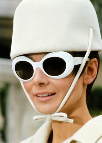 Audrey Hepburnová s brýlemi