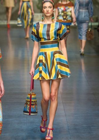 Geometrisk kort kjole - stripet kjole