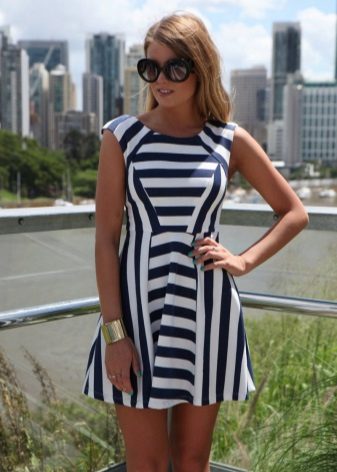Zwart-witte horizontale en verticale gestreepte jurk