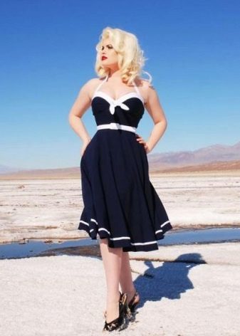 Blå kjole i stil med 50'erne med rand hvid