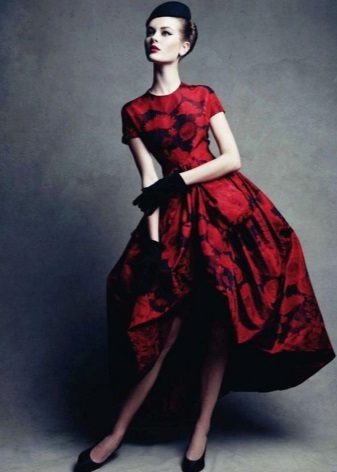 Raudona suknelė naujo lanko stiliaus