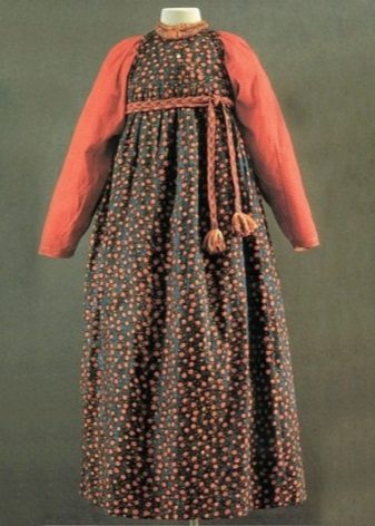  Russisk tradisjonell kjole