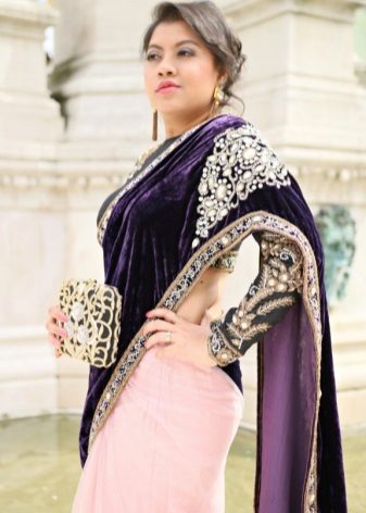 Sprzęgnij do różowego sari