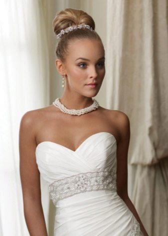 Gioielli da perle per un abito da sposa