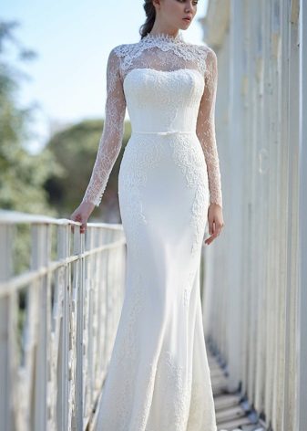 Gaun pengantin panjang dengan trim lace