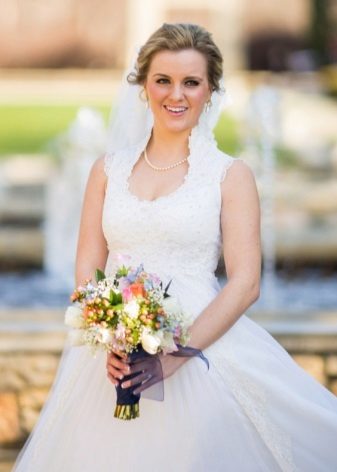 Bouquet de noiva para um vestido de noiva com uma cintura alta