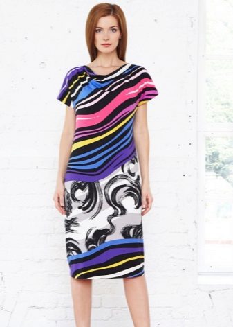 Middels lengde hjemmelaget farge kjole med abstrakt utskrift