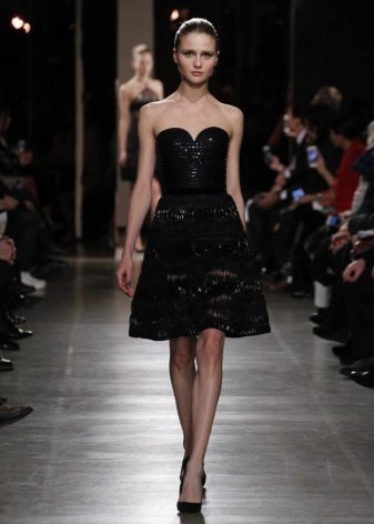 Zwarte jurk met rokbel van gemiddelde lengte