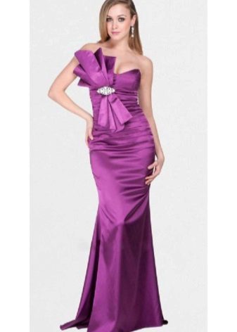 paarse satijnen jurk