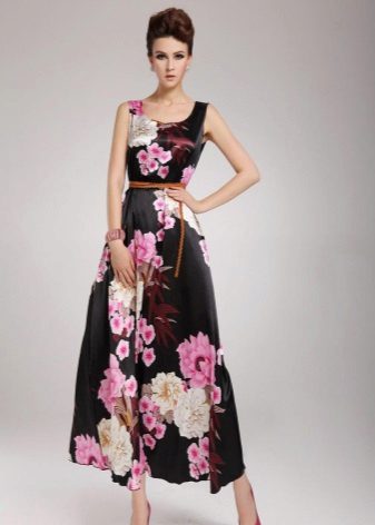 lange jurk gemaakt van satijn met bloemen