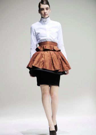 tvåfärgad kjol med flounce i midjan