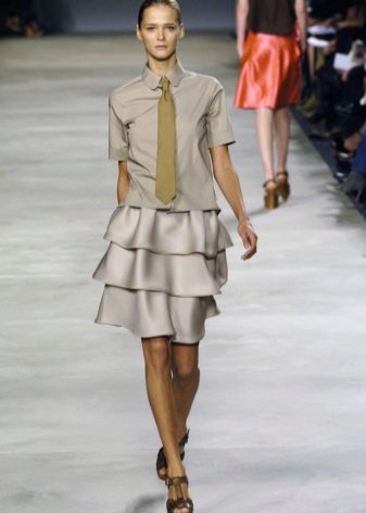 flerskikts kjol med flounces i en företagsbild