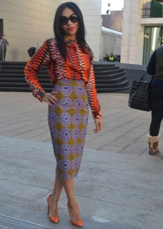 Lápis de saia longa com estampa étnica em combinação com uma blusa brilhante