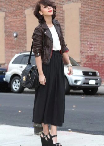 Falda larga media falda en combinación con chaqueta de cuero.