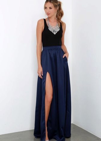Lång marinblå halv kjol med svart tröja