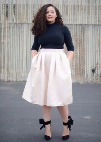 Plisserad kjol för en tjej med en Apple-typfigur