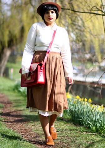 Brown skirt para sa isang batang babae na may isang uri ng Apple figure