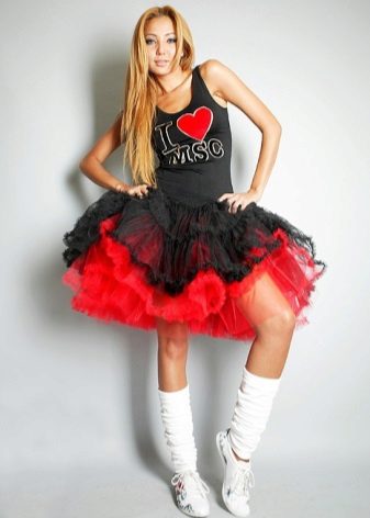 En kort fluffy amerikansk rød og sort nederdel