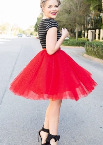 Röd kort full kjol