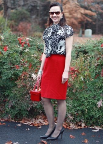 Červená tužková sukně v kombinaci s černými botami