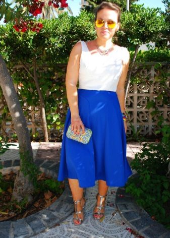 skirt biru terang untuk musim panas yang sederhana