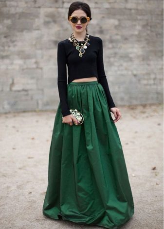 חצאית ירוקה לאורך קומה ארוכה בקיץ