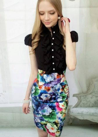 Blyant nederdel med blomsterprint i kombination med en sort bluse