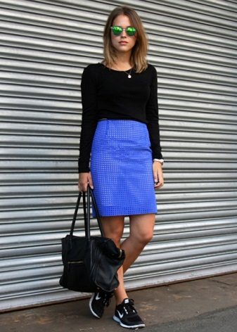 Blå penna kjol i kombination med sneakers - avslappnad look