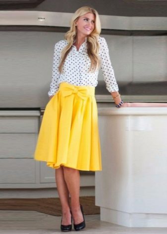 Falda amarilla de longitud media con lazo.