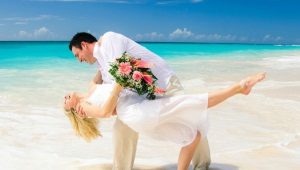 Плажна сватбена рокля в небрежен стил на плажа