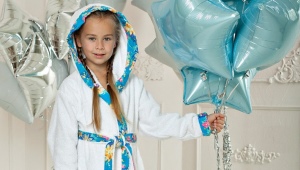 Children's dressing gown with a hood