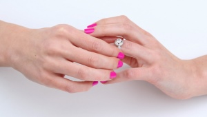 Cum să eliminați un inel de pe un deget?