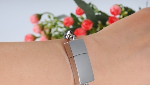 Flash-drive armband
